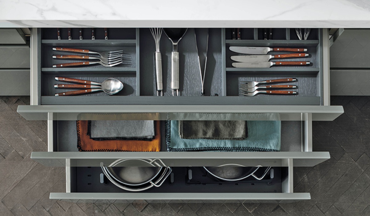 Come organizzare cassetto posate in cucina: regole e idee