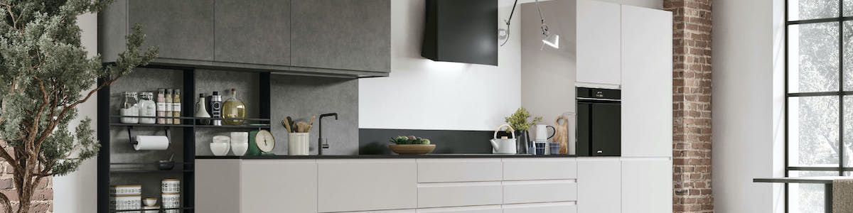 Cucina bianca e grigia a Bologna