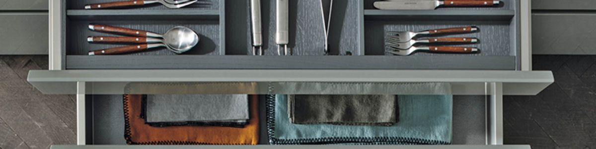 Come organizzare cassetto posate in cucina: regole e idee
